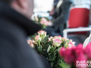 Rozdávání růží v MHD