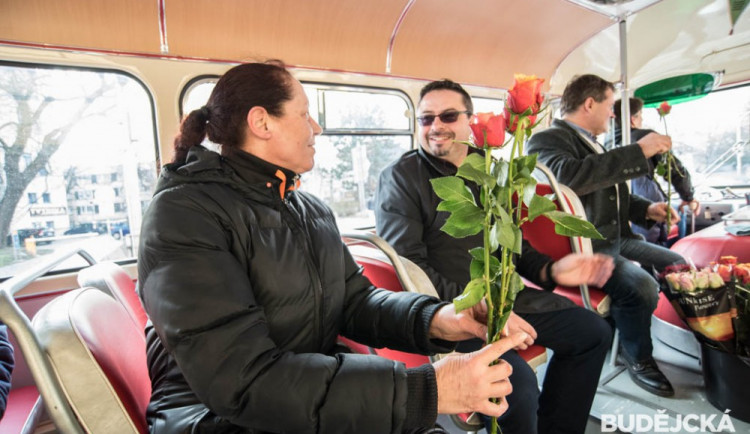 Rozdávání růží v MHD