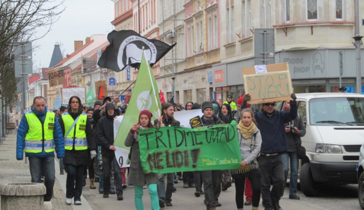 V Táboře se demonstrovalo proti migraci a pochodovalo proti xenofobii
