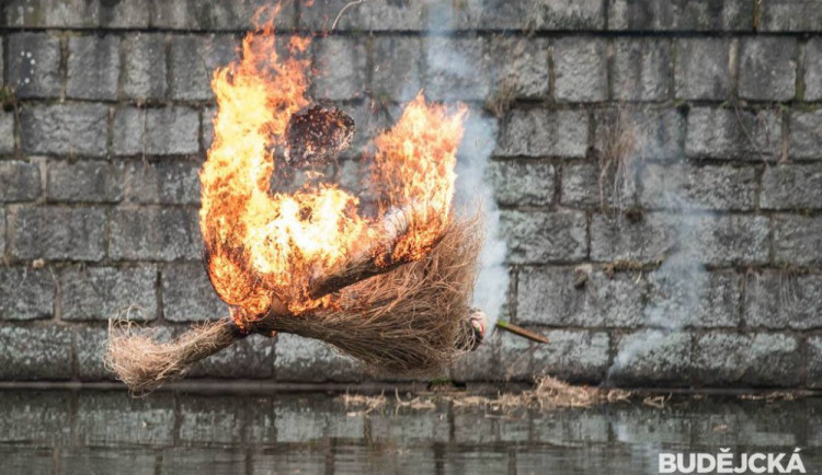 Vynášení Morany - zapálená skončila v řece