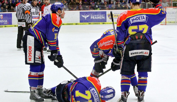 Kvůli zranění zápas nedohrál Luboš Rob (na ledě) a sezona pro něj možná skončila
