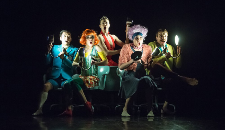 Řekni sýr – na fotce Kairi Hayashida, Tereza Hloušková, Julie De Meulemeester, Barbora Coufalová, Zdeněk Mládek