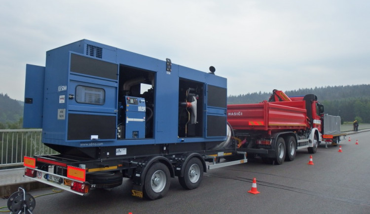 Mobilní dieselgenerátor by kryl vlastní spotřebu Hněvkovic, zatím by vodní elektrárna vyráběla proud pro Temelín