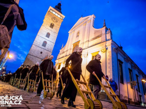 Tradice se nemění. Velikonoční hrkači chodí Budějcemi i letos