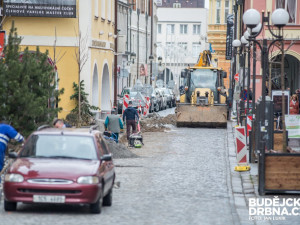 V ulici u divadla opět pracují bagry. Místním podnikatelům se to nelíbí