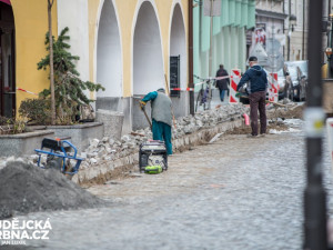 V ulici u divadla opět pracují bagry. Místním podnikatelům se to nelíbí