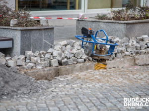 V ulici u divadla opět pracují bagry. Místním podnikatelům se to nelíbí