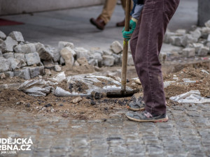 V ulici u divadla opět pracují bagry. Místním podnikatelům se to nelíbí