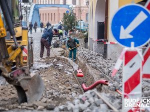 V ulici u divadla opět pracují bagry. Místním podnikatelům se to nelíbí