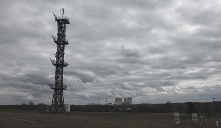 Čtyřicetimetrová meteorologická věž měří údaje o počasí hned v několika výškách