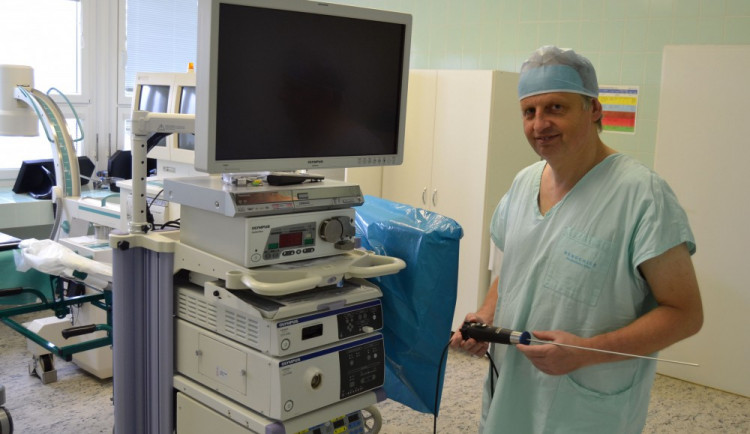 Zástupce primáře Aleš Petřík s novou drtičkou kamenů