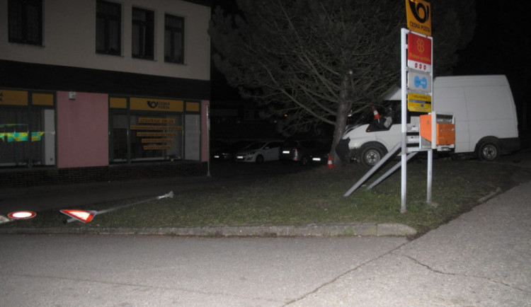 Náraz dodávky do stromu na sídlišti Plešivec