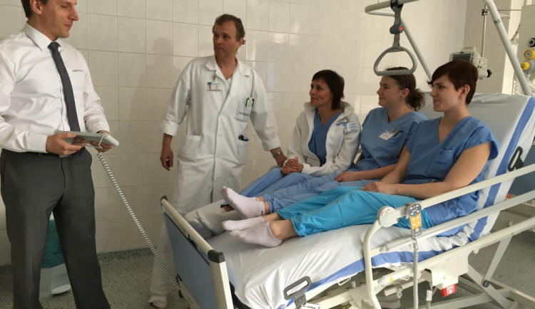U představení nového lůžka nechyběl zástupce společnosti Linet a primář oddělení Petr Pták