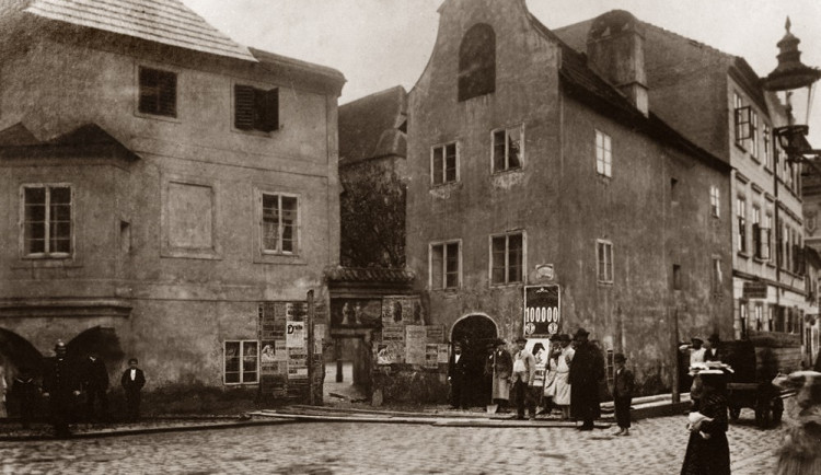 Hroznová ulice s renesančním domem Josefa Schwarzkopfa před rokem 1903. Na Piaristické náměstí, původně na klášterní hřbitov, vedla brána