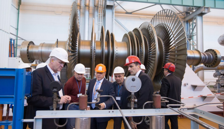 Během prohlídky elektrárny poslanci navštívili například strojovnu prvního bloku