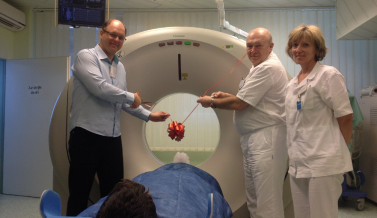 Slavnostní předání magnetické rezonance. Vlevo ředitel Čarvaš, vpravo primář Krtouš