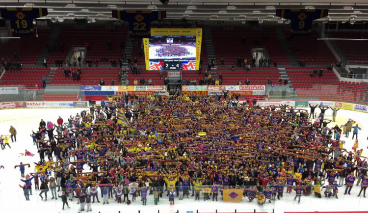 Třetí společná fotka hráčů a fanoušků v historii Motoru