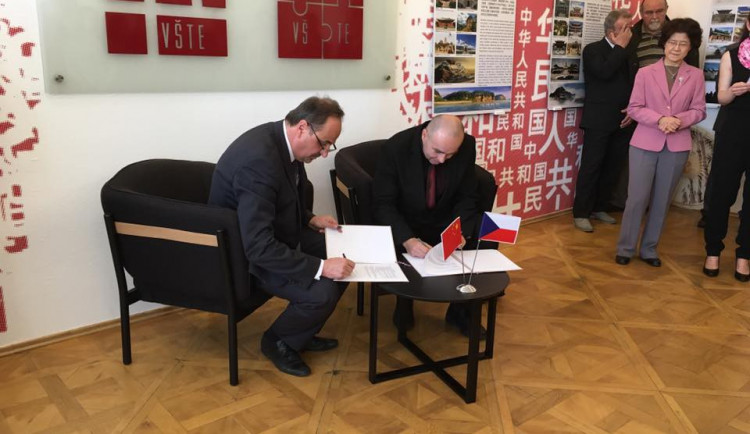 Jan Kohout a Marek Vochozka podepisují smlouvu o spolupráci