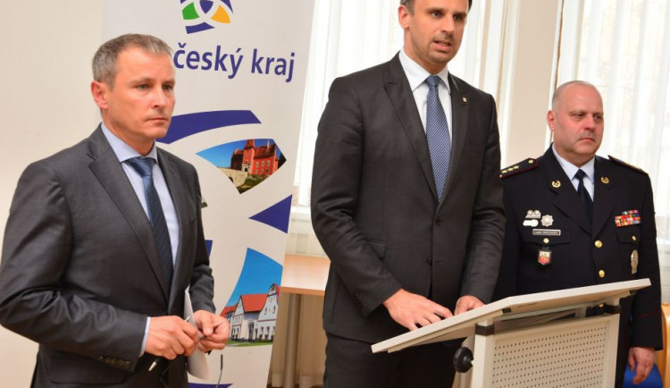 Zleva náměstek hejtmana Jaromír Slíva, hejtman Jiří Zimola a policejní ředitel Luděk Procházka
