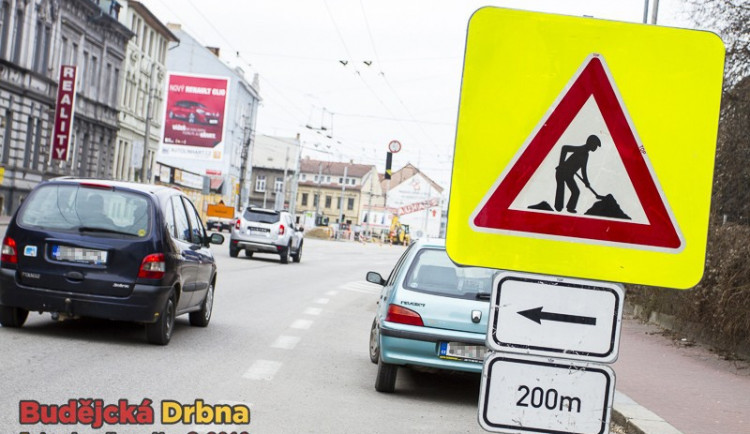 Mánesovka se rozšíří o odbočovací pruh v polovině roku