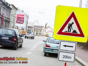 Mánesovka se rozšíří o odbočovací pruh v polovině roku