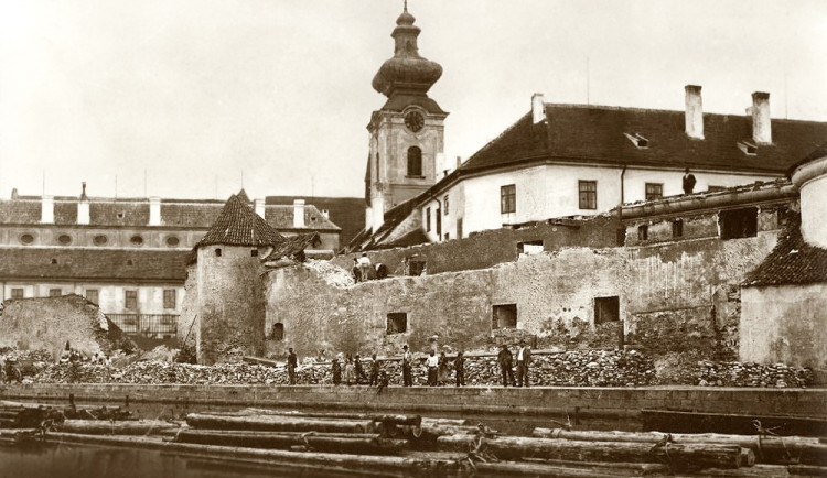 Bourání hradeb, hradební bašty zvané klínové a historické solnice na pravém břehu dnešního slepého ramene, tehdy na pravém břehu Vltavy a Malše poblíž kláštera