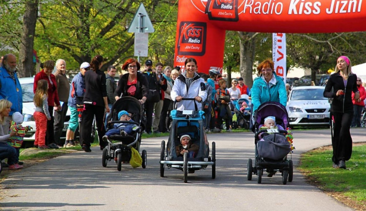 Maminky budou na Malém jezu závodit ve sportovní chůzi s kočárkem
