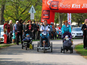 Maminky budou na Malém jezu závodit ve sportovní chůzi s kočárkem