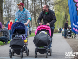 Závody kočárků u Malého jezu