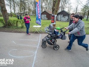 Závody kočárků u Malého jezu