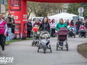 FOTO: U Malého jezu se znovu závodilo ve sportovní chůzi s kočárky