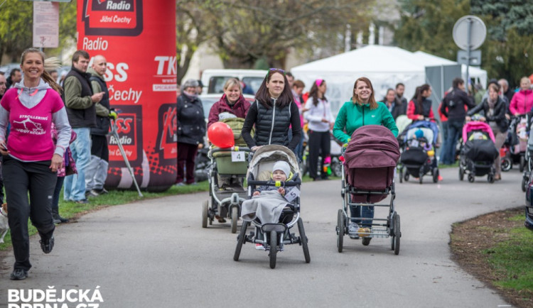 Závody kočárků u Malého jezu