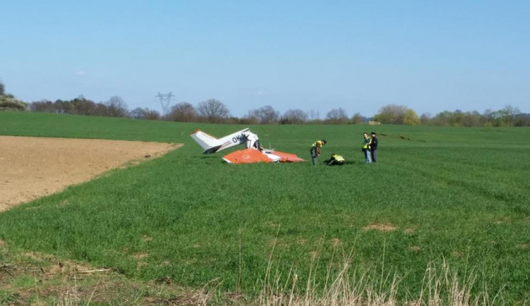 Pád malého letadla na Strakonicku nepřežil jeho pilot