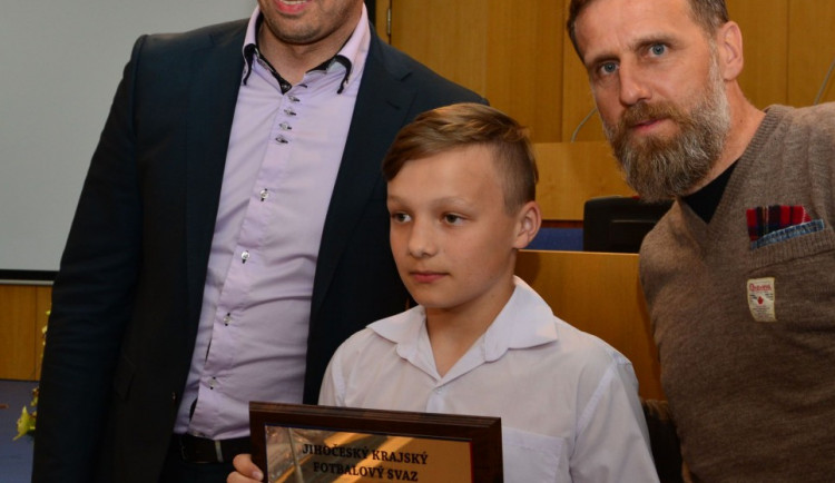 Jakub Kašpírek s hejtmanem Jiřím Zimolou a fotbalovým internacionálem Karlem Poborským