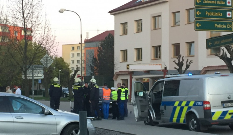 Střet osobního auta se dvěma osobami v centru Třeboně nepřežila jedna žena