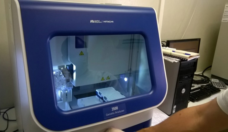 Přístroj pro analýzy vzorků DNA