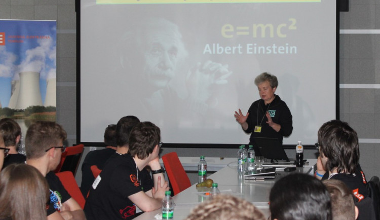 Studenti měli možnost diskutovat s předsedkyní SÚJB Danou Drábovou