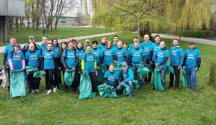 Zaměstnanci společnosti E.ON se zúčastnili úklidu v Českých Budejovicích
