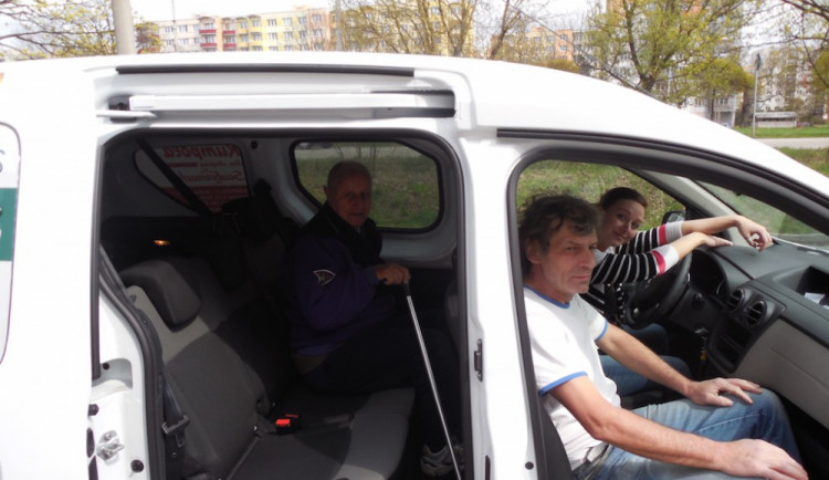 Sociální auto s klienty Alzheimercentra