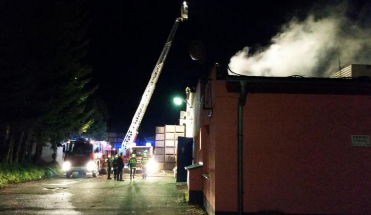 Hasiči likvidovali u Jindřichova Hradce celou noc požár střechy továrny