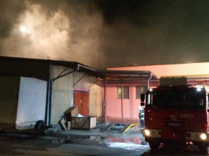 Požár střechy továrny