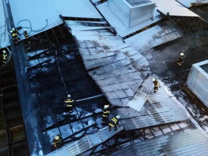 Požár střechy továrny