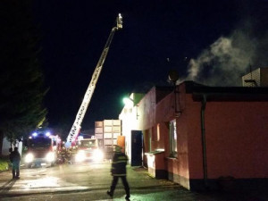 Požár střechy továrny