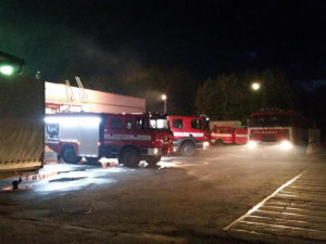 Požár střechy továrny