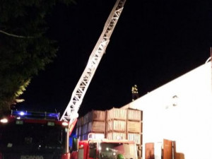 Požár střechy továrny