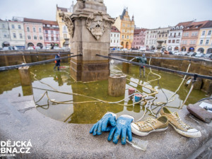 VIDEO: Údržba Samsonovy kašny začala. Na dně se našly boty nebo rukavice