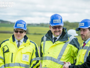 Zleva Jan Kroupa (ředitel Ředitelství silnic a dálnic) a Dan Ťok (ministr dopravy)