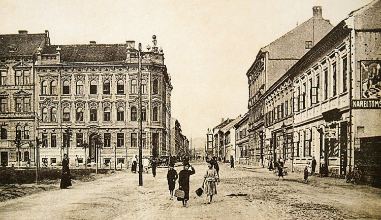 Jihovýchodní kout Palackého náměstí s výstavním domem U koule v období c. k., kdy neslo název náměstí císaře Josefa II.