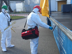 Zjistit radiační situaci kolem přepravního vozidla byl jeden z hlavních úkolů speciální zásahové skupiny