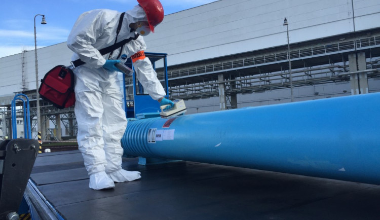 Pracovníci přeměřovali i přepravní obal, který byl během cvičení prázdný